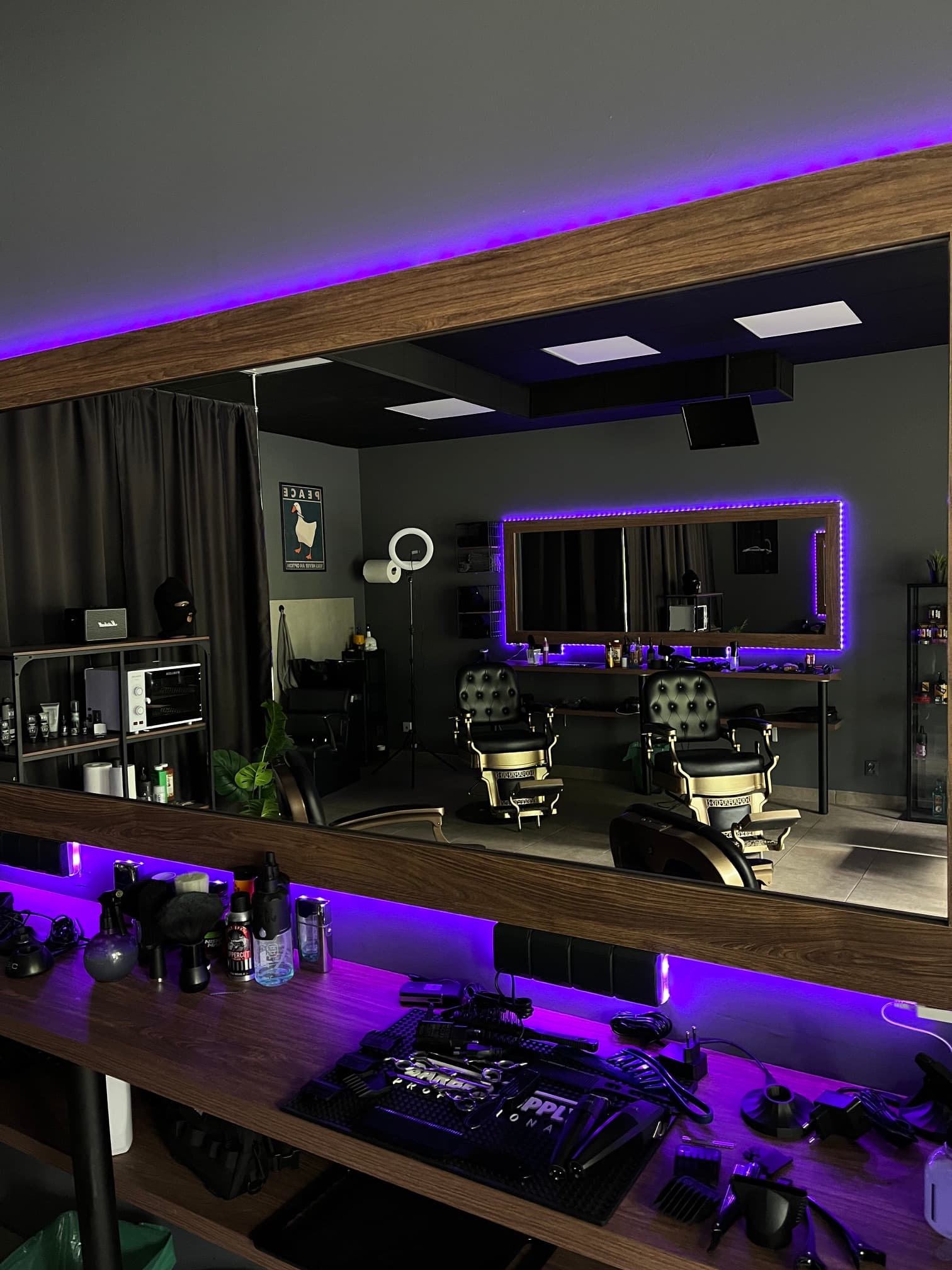 Wnętrze Vandals Barbershop