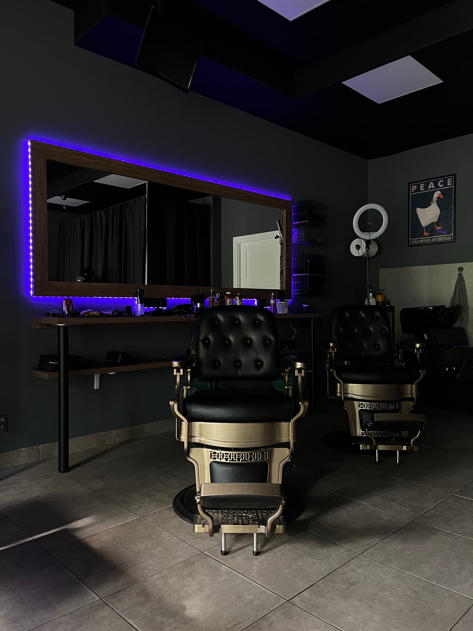 Wnętrze Vandals Barbershop