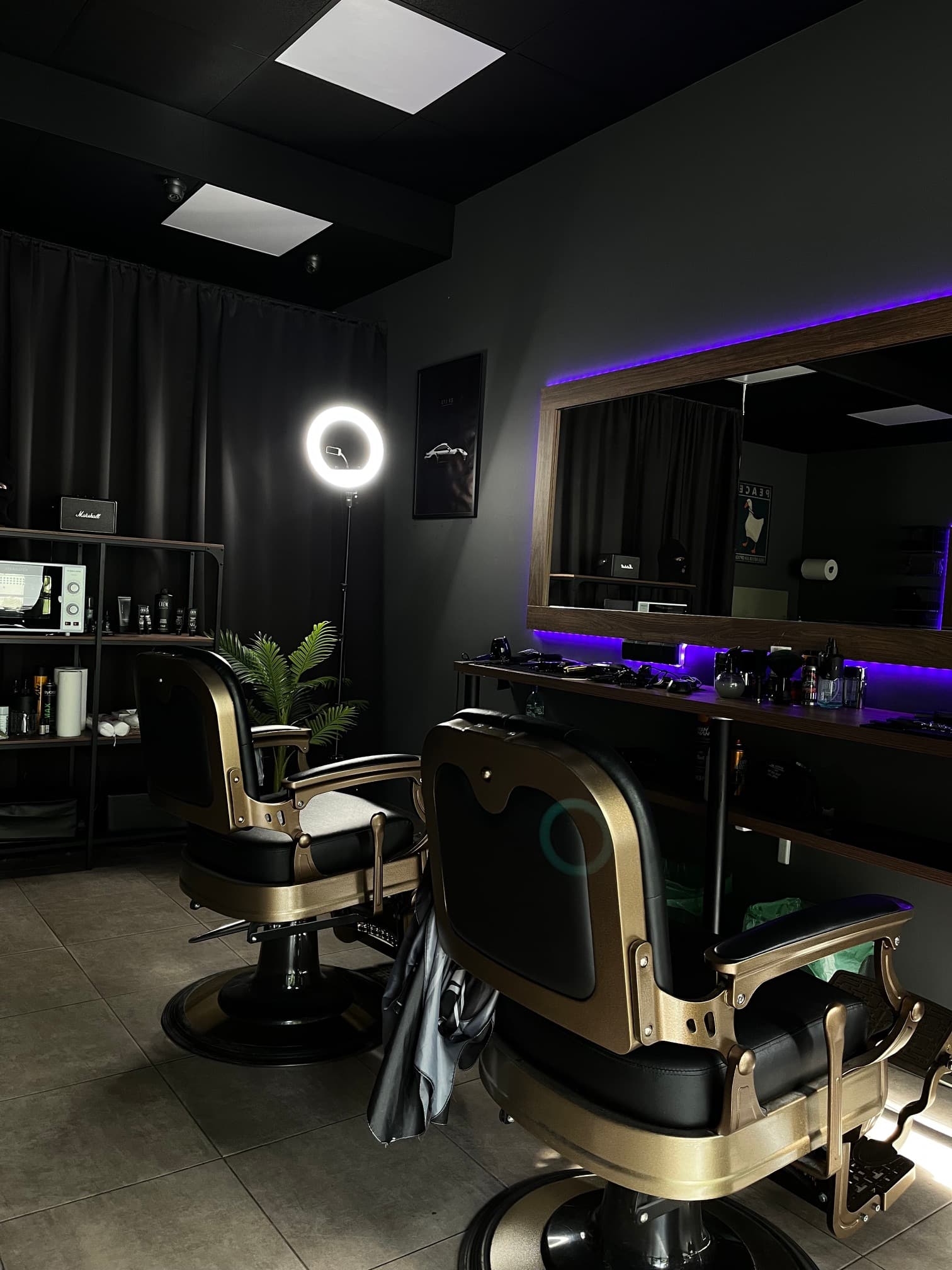 Wnętrze Vandals Barbershop